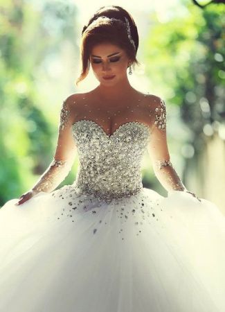 Milyen esküvői ruhát válasszon egy magas menyasszony?