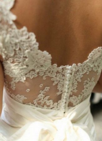 Egyenes vonalú esküvői ruhák a modern stílust kedvelő menyasszonyoknak